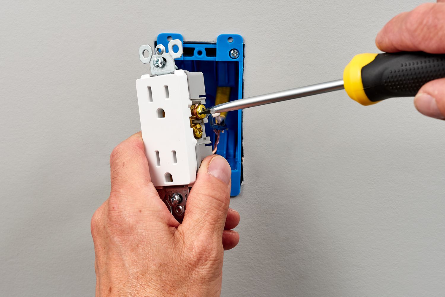 Outlets, Switches Installation Services by Licensed Electrician in Kitchener-Waterloo
